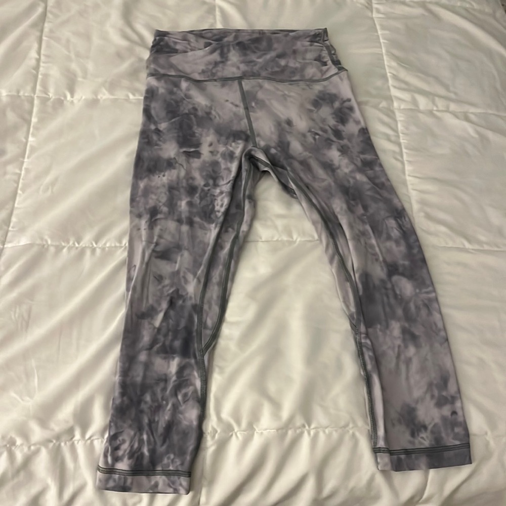 Lululemon tie dye crop leggings with waistband pocket